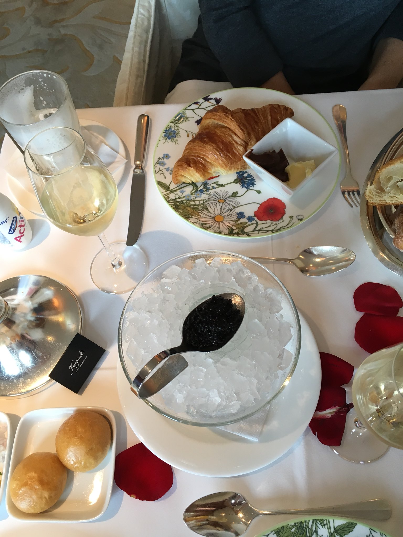Guidantstrader Champagner Kaviar Fruhstuck Im Adlon Bundeszimmer Berlin Adlon Kempinski Berlin