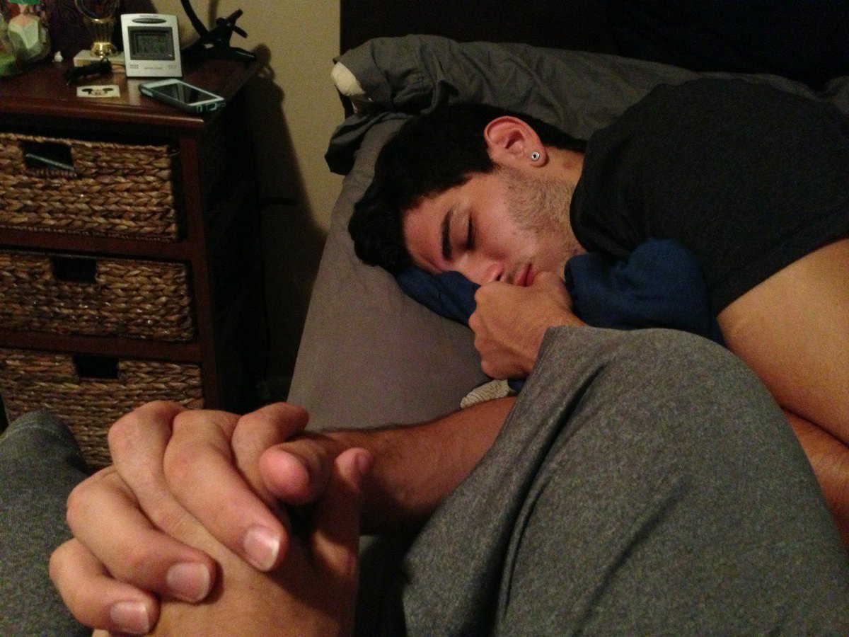 ethanbsrl's tweet photo. Alec dorme ed io cosi: https://t.co/GaGfga4mne