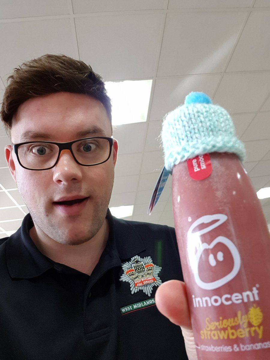 JamesRound86's tweet photo. My @innocent smoothie has a hat! How awesome is that! #winteriscoming #minihats #thebigknit https://t.co/cfEQnNyIrQ