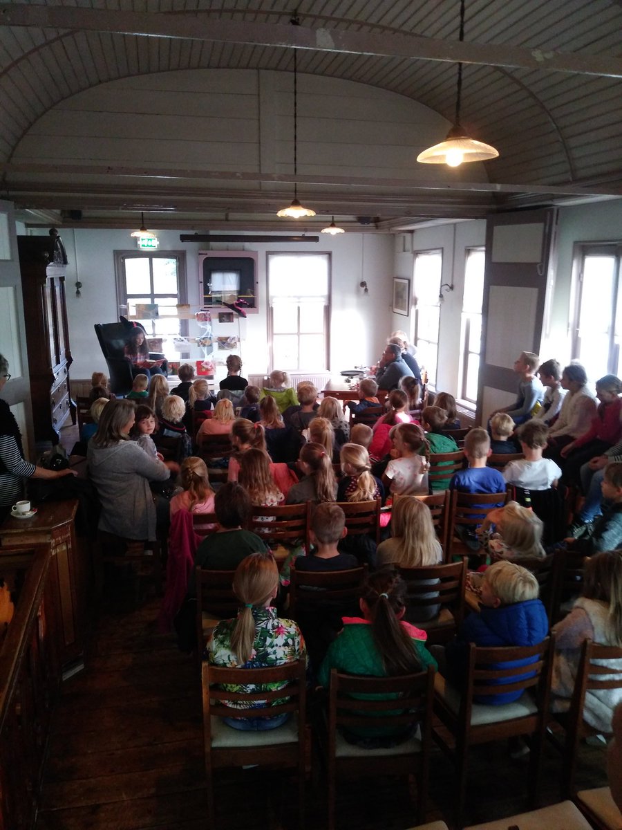 CafeHammingh's tweet photo. Voorlees wedstrijd Kromme Akkers in de bovenzaal! #griezelen https://t.co/rE8S1oKR6q
