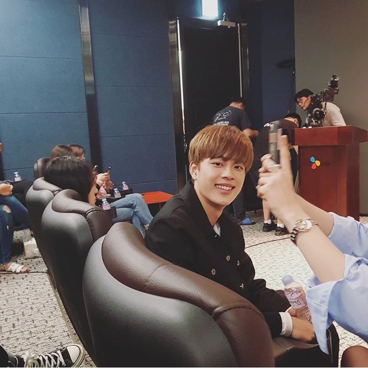 CubeChicks_MM's tweet photo. This kid too😭
He also got back this chubby cheeks after coming back from home😍
Byeongari in black😙
#YooSeonho #유선호 #cubechick https://t.co/xBpwbvPVUN