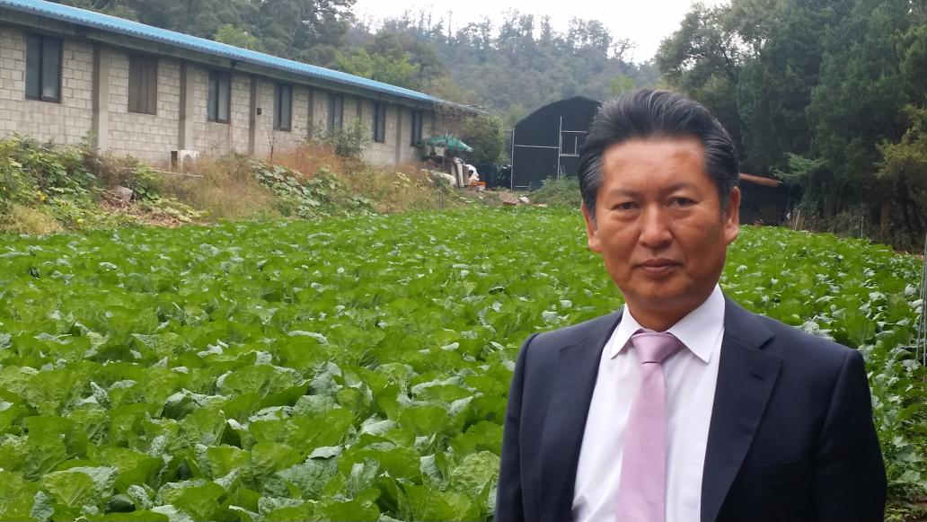 <국정감사가 시작되는 날>
나는 작업복대신 
양복을 입고 배추밭에 갔다.
만감이 교차했다.