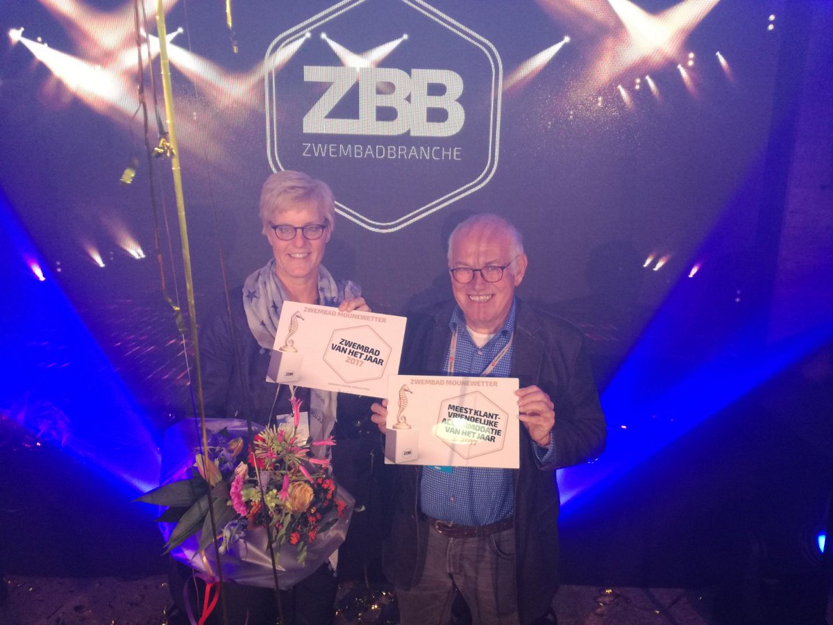 Wateronderzoek's tweet photo. Tijdens de #ZBBD17 mochten wij de prijs voor de meest klantvriendelijke accommodatie overhandigen aan @zwembadmounewet Gefeliciteerd! Top! https://t.co/QzEBN2GNId