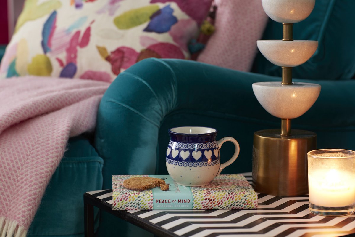 sofadotcom's tweet photo. We recently joined @sophierobinsons in her home where our Bluebell's had a colourful makeover for Xmas! Take a look https://t.co/93NBSHZ6JN https://t.co/TjUfb4SkLK