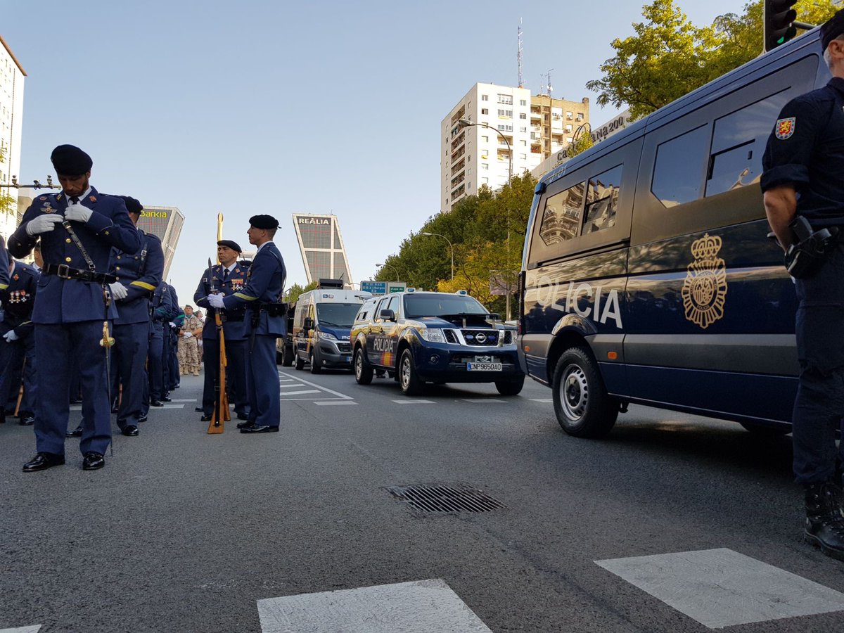 interiorgob's tweet photo. Los vehículos de la @policia preparados para participar en el desfile por primera vez después de más de 30 años #OrgullososDeSerEspañoles https://t.co/SJGdP6Xo2b