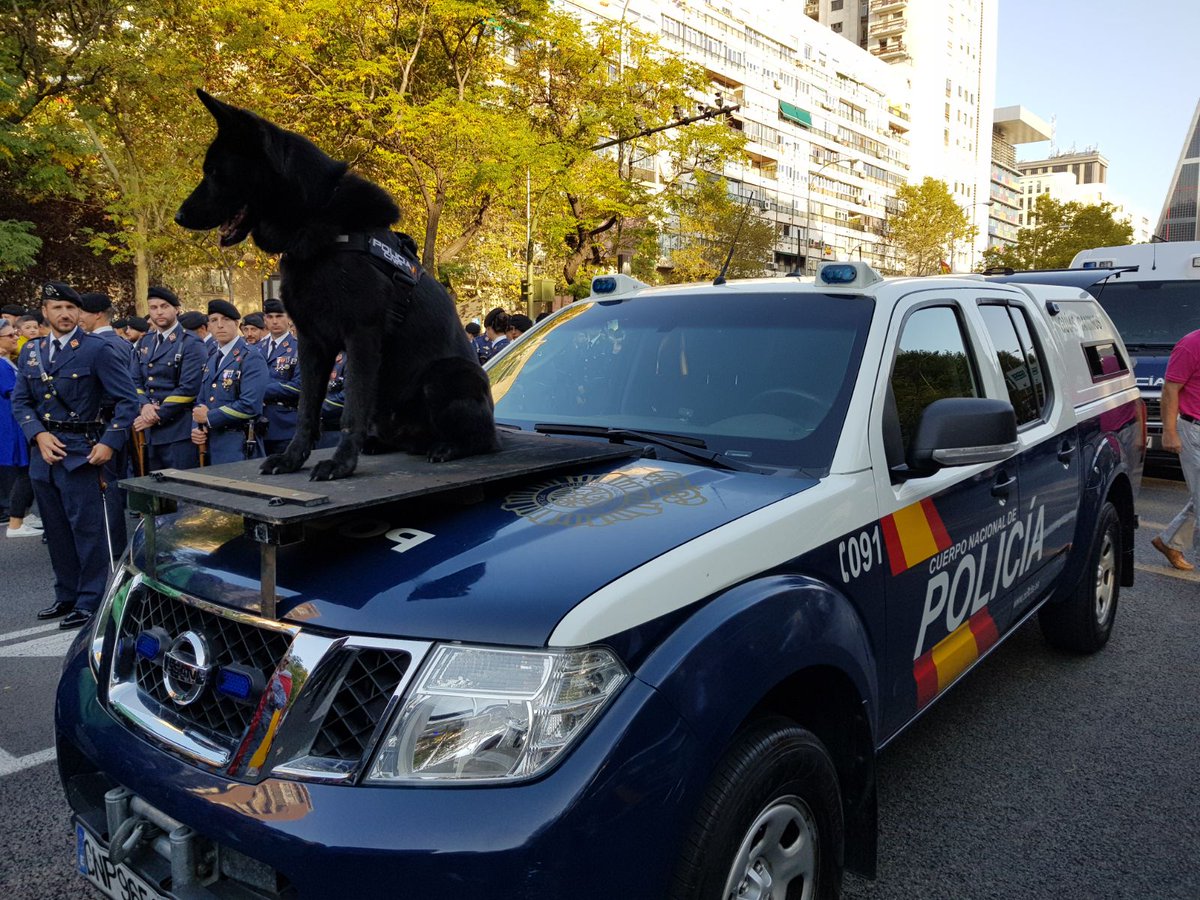 interiorgob's tweet photo. Los vehículos de la @policia preparados para participar en el desfile por primera vez después de más de 30 años #OrgullososDeSerEspañoles https://t.co/SJGdP6Xo2b