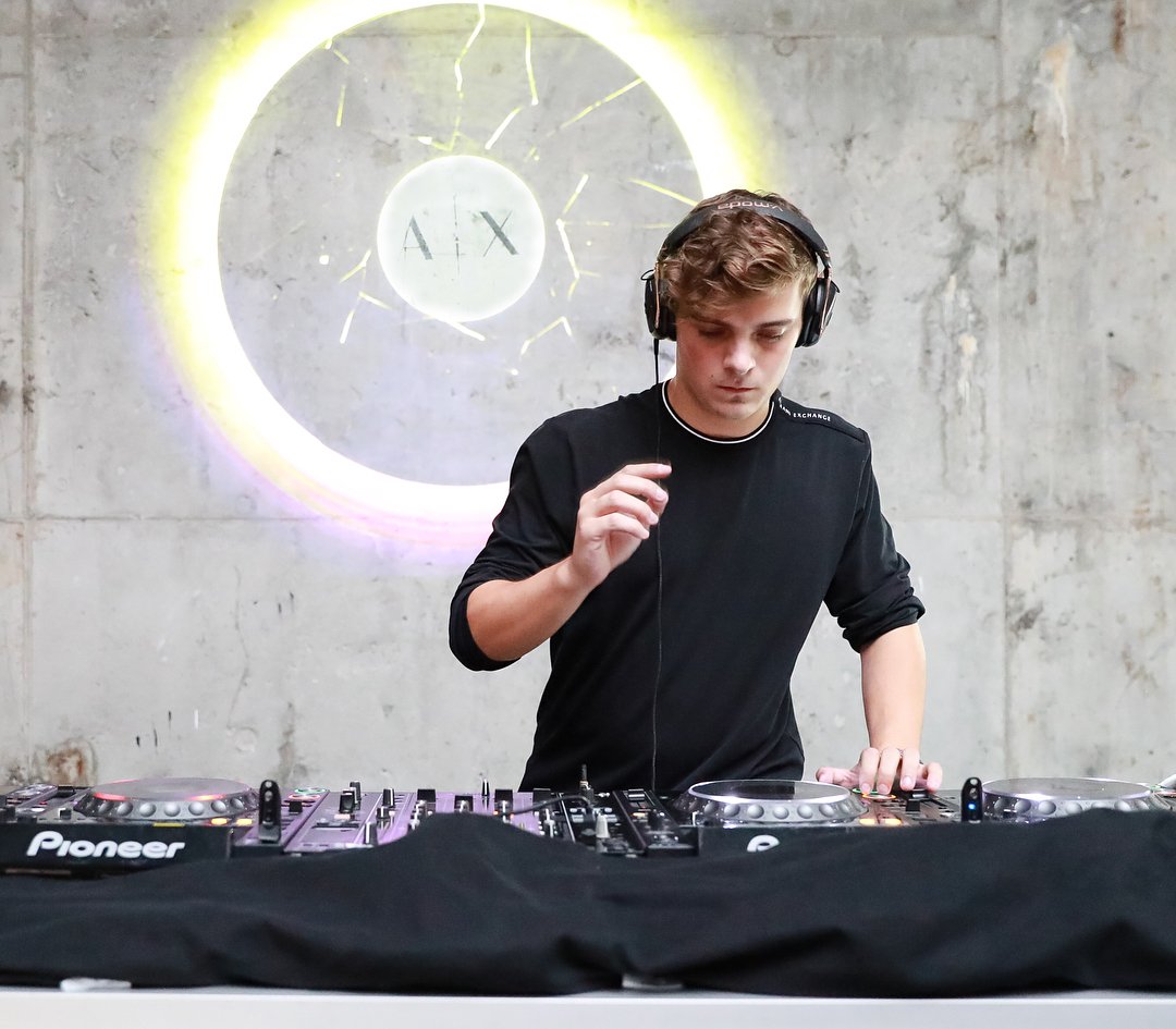 Martingarrixgr's tweet photo. Armani Exchange A|X ➕✖ #Martingarrix #armaniexhange #martingarrixgreece  #teamgarrix #garrixers #newyork https://t.co/unEu8qL2nj