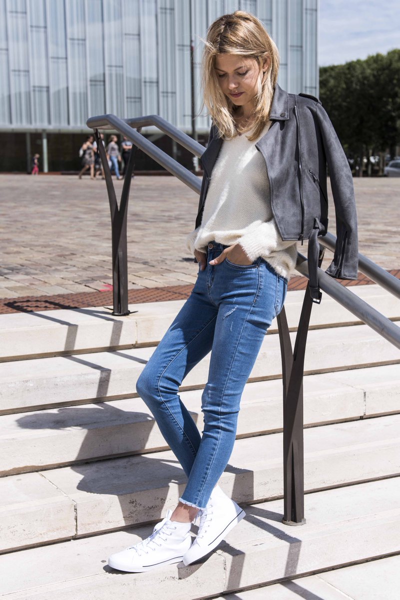 FollowMeByGemo's tweet photo. Back to basic : jean / pull blanc / perfecto gris 👌 #blogmode #look #vannes #nantes #bordeaux #mode https://t.co/v9N5TgSnKU