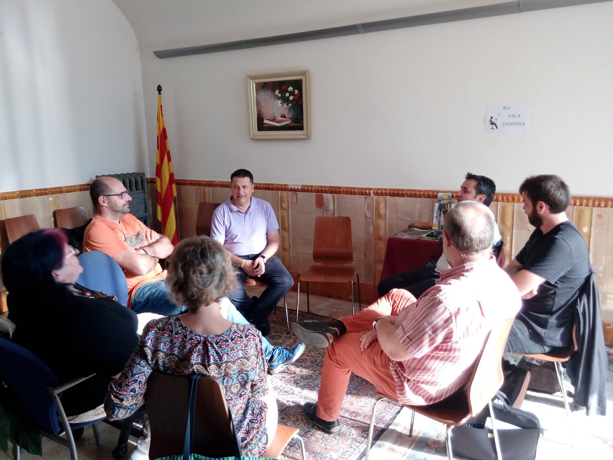 AstridDesset's tweet photo. 12-O Matí de reunions a l'ajuntament amb veïns i veïnes d'Anglès. #resacelebrar #TerapiaDeGrup https://t.co/oYI5txzb22