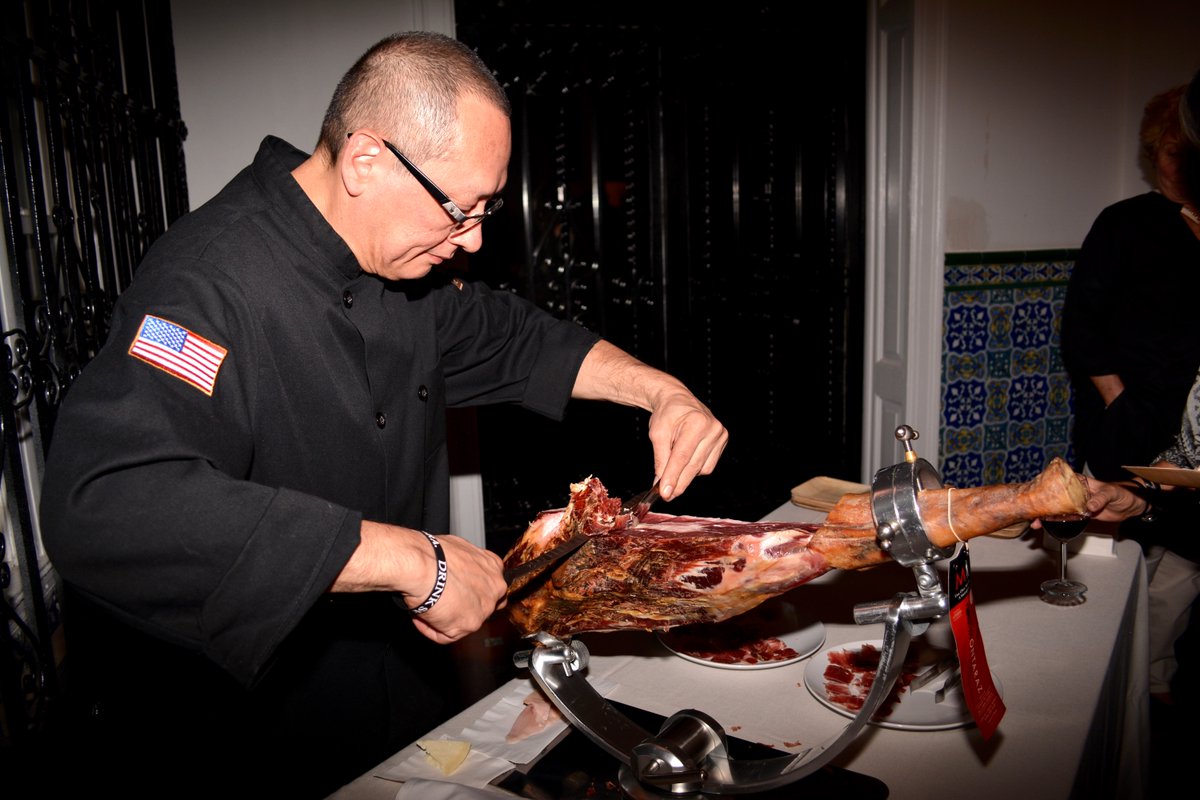 eatspainup's tweet photo. Fabio Parasecoli @TheNewSchool carving the ham is a ritual that tells a story, that allows you to appreciate the value behind this tradition https://t.co/OK4oiAG2s9