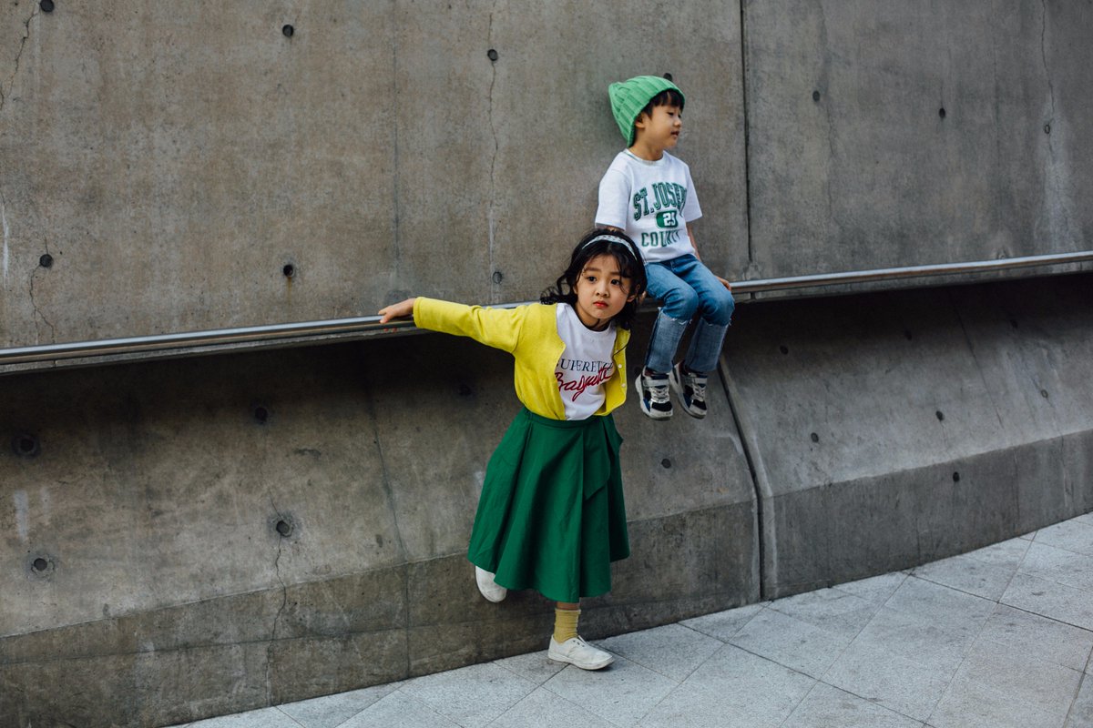 VogueFrance's tweet photo. Les enfants stars du street style de cette Fashion Week de Séoul --> https://t.co/RDdqs7hjen https://t.co/AmbDXwS5Ks