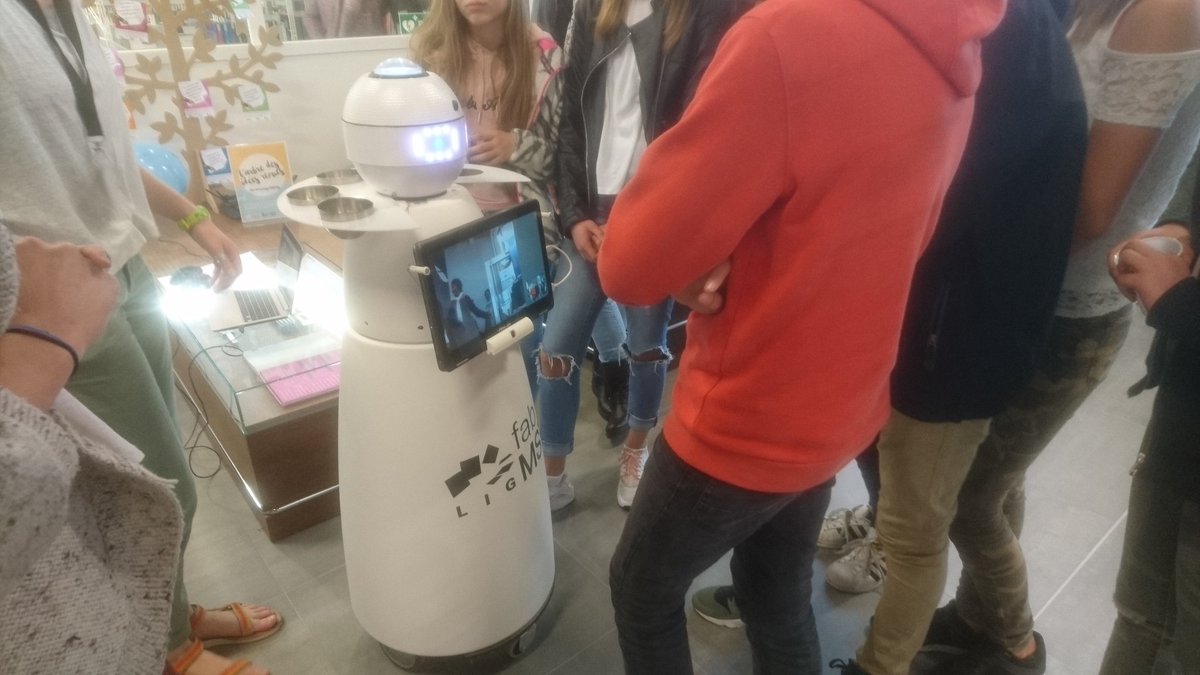 pania_r's tweet photo. #FDS2017 #28nuances #robotROBERT #CSTgre https://t.co/yYtofhREec