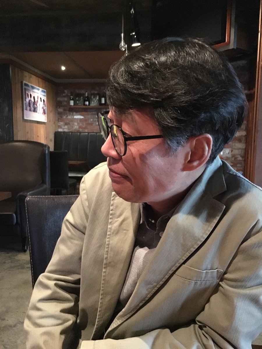 소설가 안성호는 떨어져 나가고 시인 윤병무만 남았다. 그와 3 차를 왔다. 음악이 좋다.