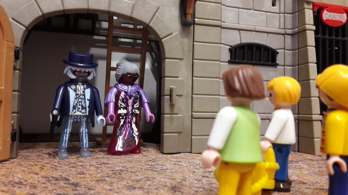 Nhe_Bur's tweet photo. Diorama @Playmobil para Halloween 
#halloclick #trucotrato https://t.co/gX9uUodHAV