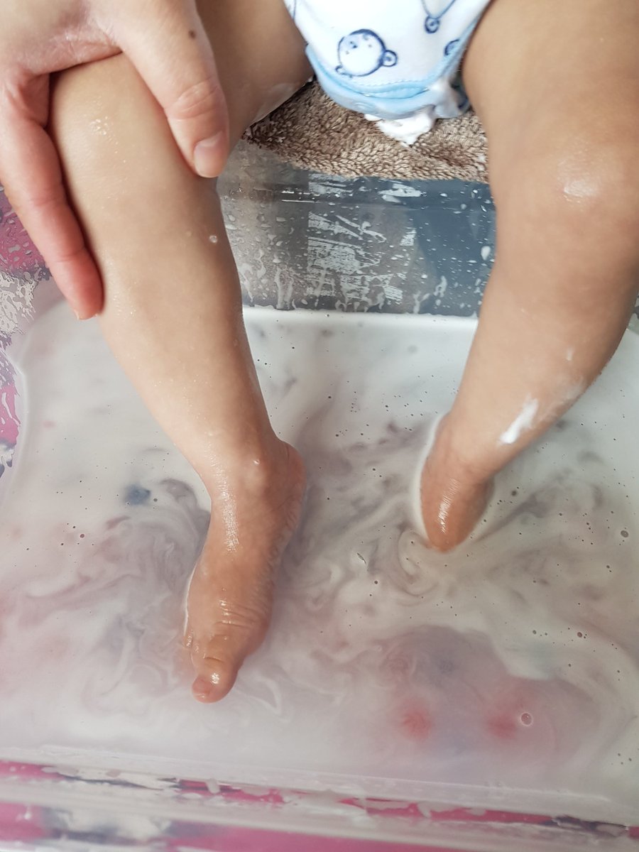 EYSupportteam's tweet photo. #penicuik lovely sensory play@home today @Play_Base @MidEarly #waterbeads #shavingfoam #spaceblanket https://t.co/6mYLcd1Nce