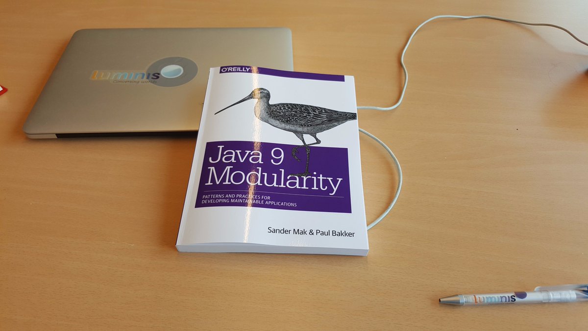 __snah__'s tweet image. Got my own copy; signed and all. Can&apos;t wait to read. Great work @pbakker and @Sander_Mak . #javamodularity
