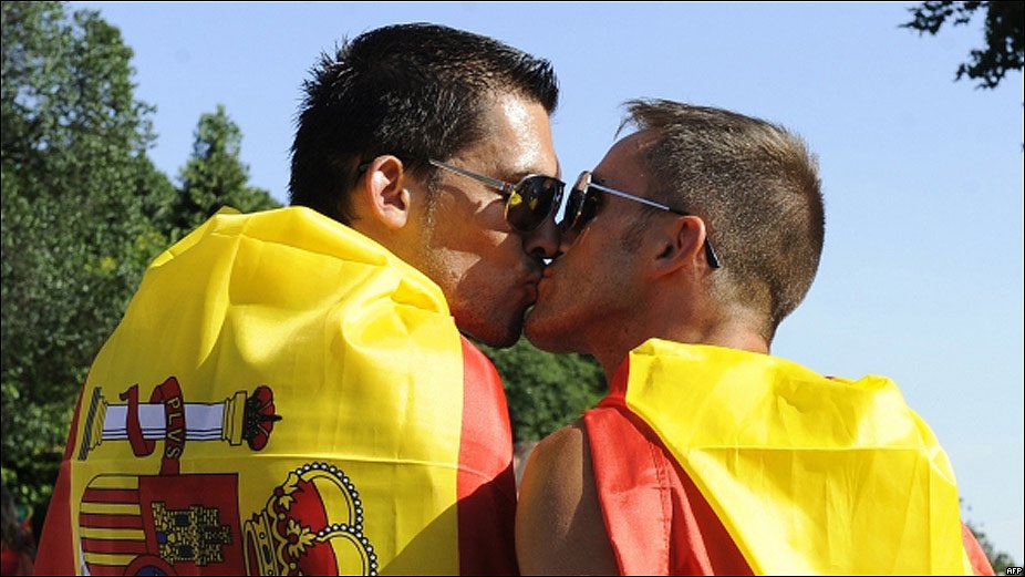IgualdadLGBT's tweet photo. Por un país tolerante, igualitario y libre de homofobia ❤🌈  #12octFiestaNacional https://t.co/4PGRx1lTL6