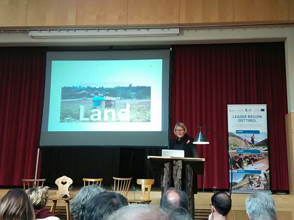 Städter am Land: Auto,pinkeln, Kühe fotografieren, Hühner füttern, Äpfel pflücken, Schnitzel im Gasthaus, Auto. Kerstin Schultz #Leerstand17