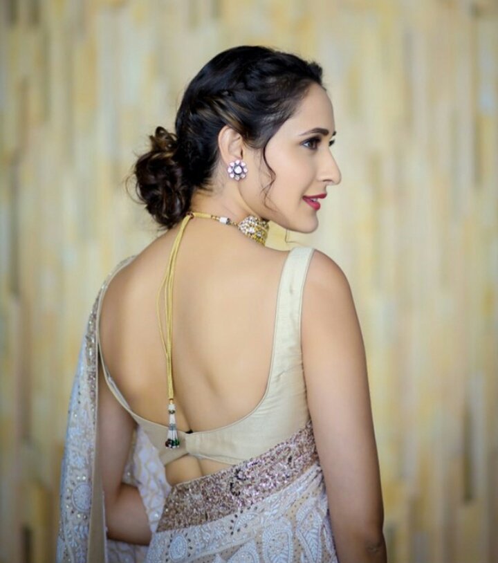 TamilActressG's tweet photo. #SeethaDevi Garu ❤
#Richness #Royality 😘
#SyeSyeSayyare ❤
This Week @ItsMePragya 👌 
In #ClassicalTouch 😍 #Eyes ❤
Styled By- @anisha3gandhi https://t.co/s7YSvp7ilJ