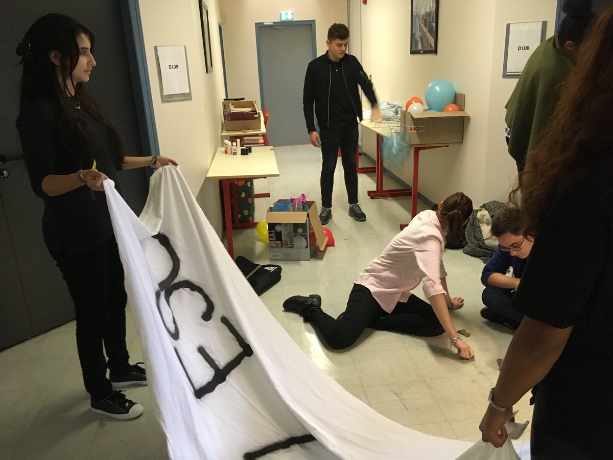 yschools_edu's tweet photo. J-1 avant les prestations finales !!! Tellement hâte ! N’est-ce pas @weareplayskills ?! 🎉🎤✌️ #TheVoiceIsYours #MusicWeek2017 https://t.co/8U57Cuvhwh