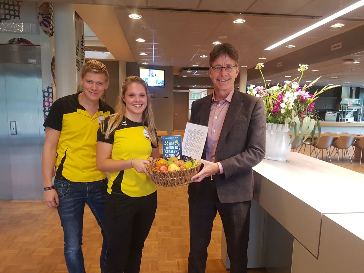 FELBosch's tweet photo. Collega's @Noorderpoort genieten van fruitmand in het kader van de Healthy Ageing week #HAW17 #Noordersport https://t.co/dreBCP5wjA
