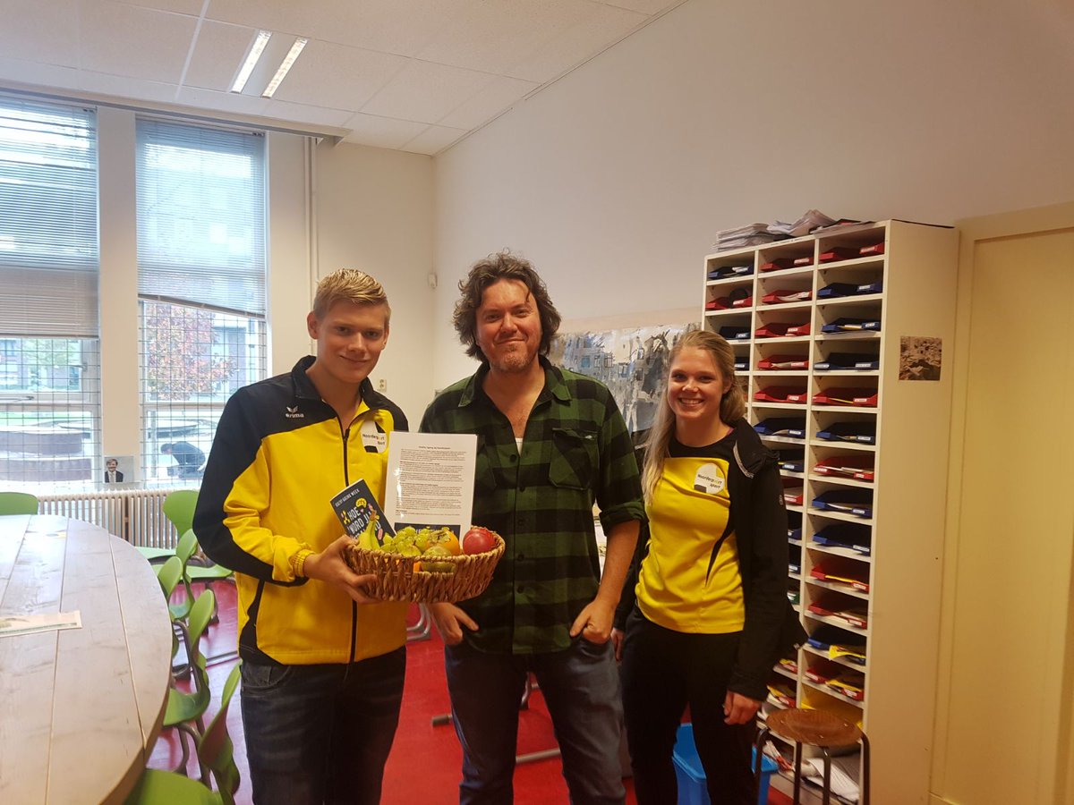 FELBosch's tweet photo. Collega's @Noorderpoort genieten van fruitmand in het kader van de Healthy Ageing week #HAW17 #Noordersport https://t.co/dreBCP5wjA