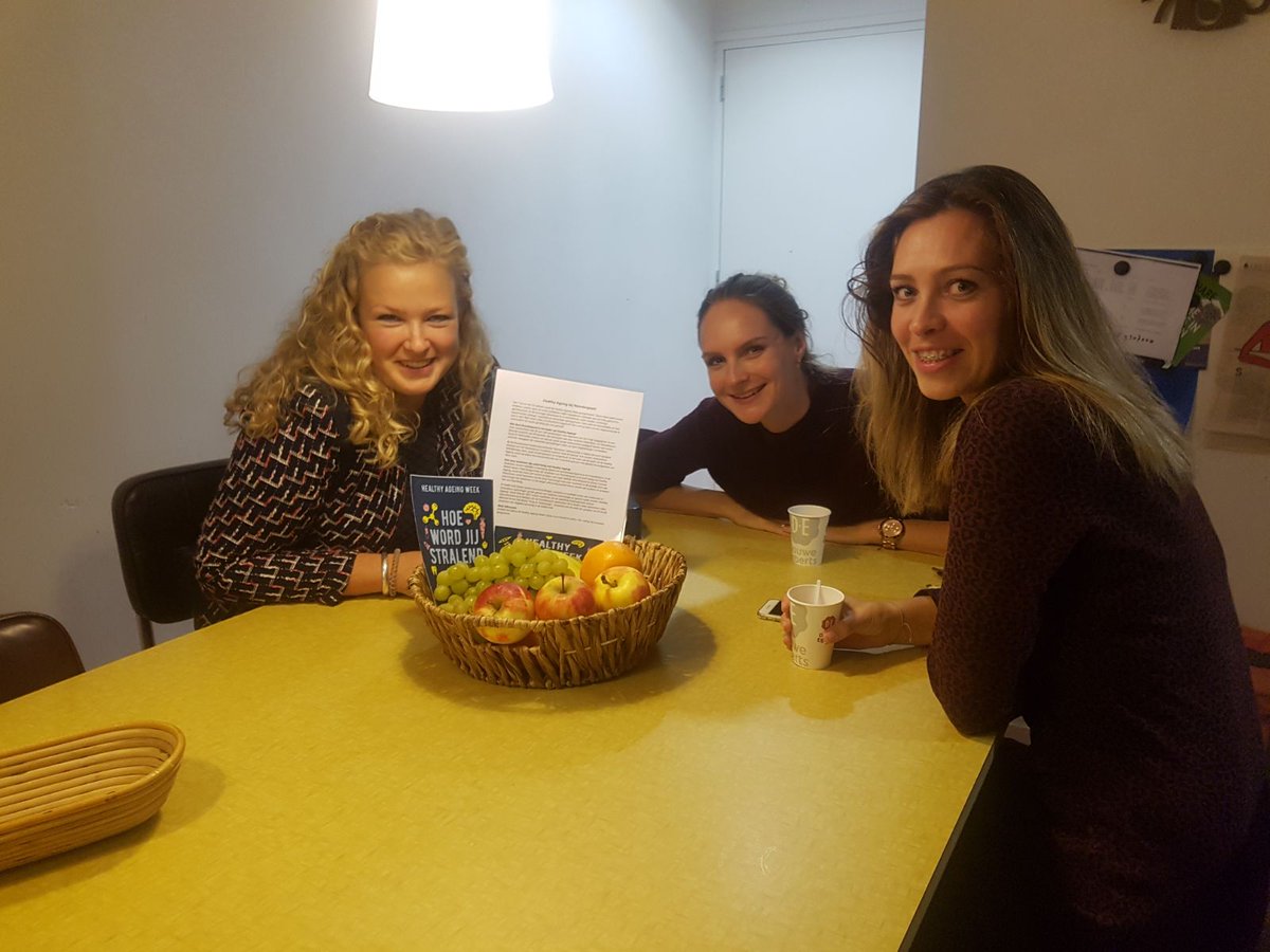 FELBosch's tweet photo. Collega's @Noorderpoort genieten van fruitmand in het kader van de Healthy Ageing week #HAW17 #Noordersport https://t.co/dreBCP5wjA