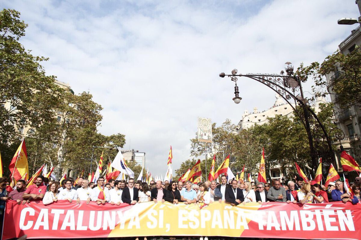 InesArrimadas's tweet photo. Contentos de poder celebrar el día de todos los españoles, en Barcelona, en estos días tan difíciles para los catalanes #12O https://t.co/QvQOqsVQCV