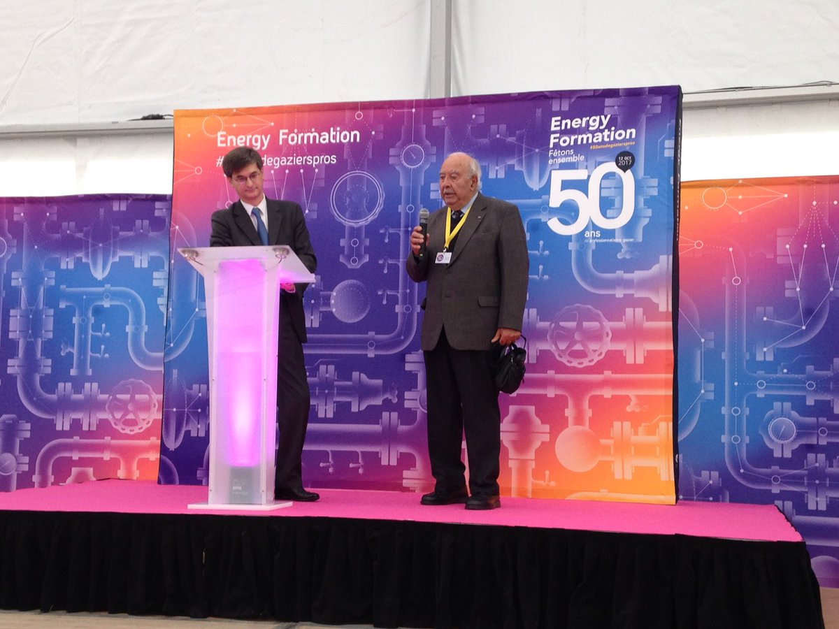 EnergyFormation's tweet photo. Édouard Sauvage, président directeur général de GRDF accompagné d'un ancien élève de la 1ère promotion d'EF 🤝 #50ansdegaziersPro @GRDF https://t.co/yiV6xdmx9t