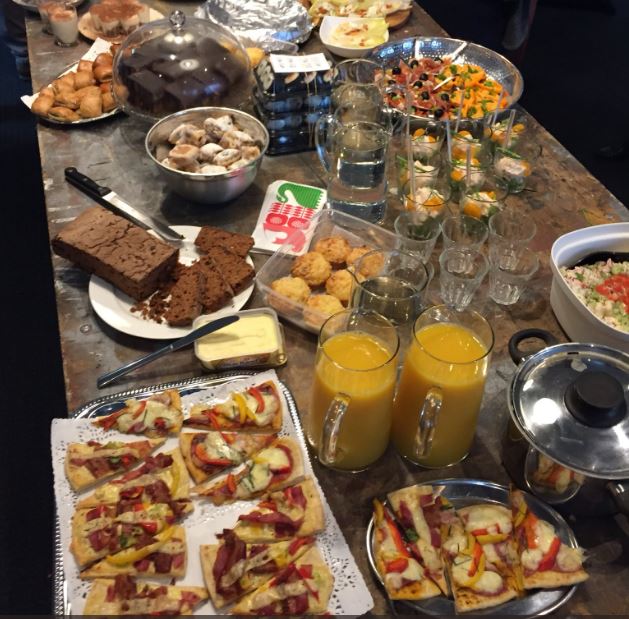 Op het hoofdkantoor van @AAFM_nl in Eindhoven wordt er geluncht tijdens het Nationaal <a href="/IntegratieDiner/">Integratiediner</a> #eetsmakelijk #integratiediner