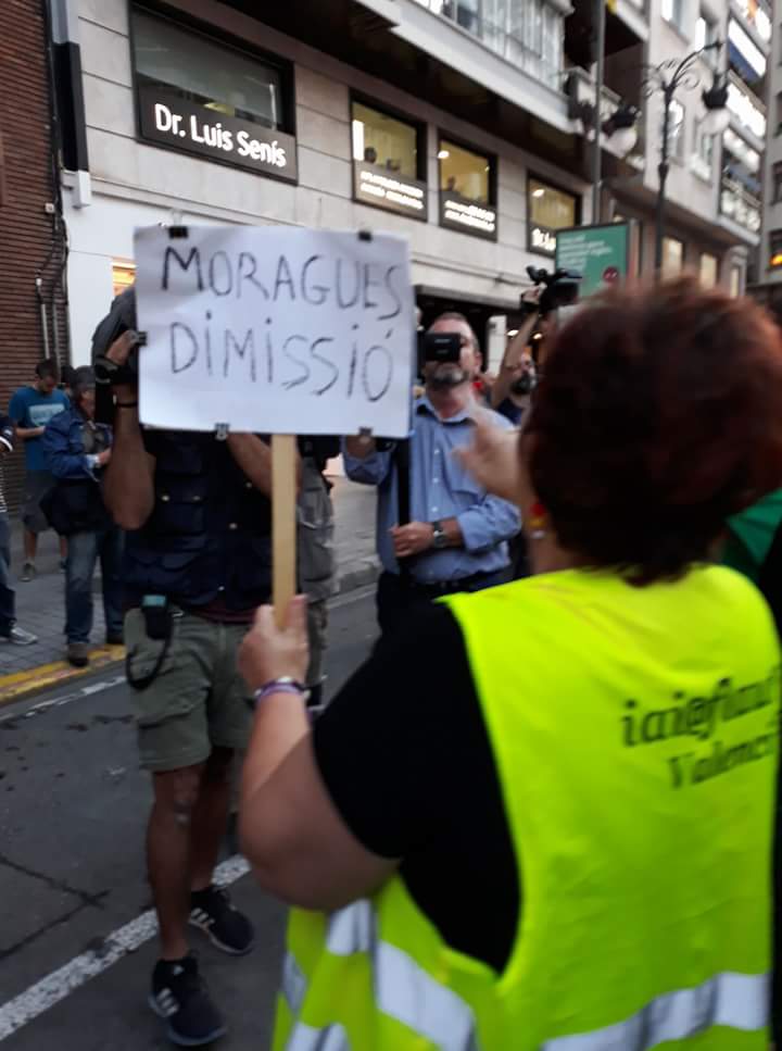 iaioflautas's tweet photo. En lugar de perseguir a agresores fascistas detienen a una iaia con pancarta contra el PP. Ahora nos toca a nosotros, después puedes ser tu https://t.co/v2tNEsBuuf