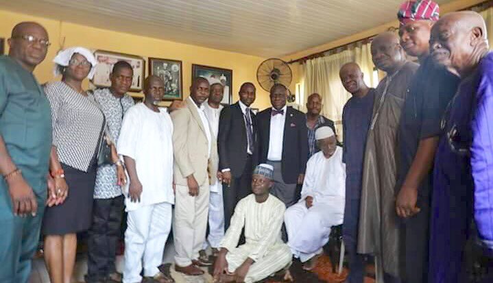 nijikazeem's tweet photo. I was with White Cap Chiefs and Royal Staff of Oba of Lagos as I pay condolence visit to Prince Tajudeen Olusi on the demise of his daughter https://t.co/wSv35j1WG0