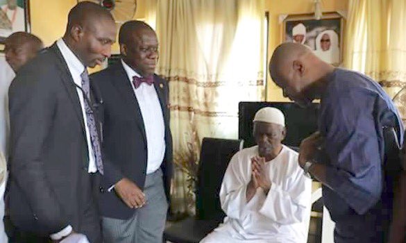nijikazeem's tweet photo. I was with White Cap Chiefs and Royal Staff of Oba of Lagos as I pay condolence visit to Prince Tajudeen Olusi on the demise of his daughter https://t.co/wSv35j1WG0