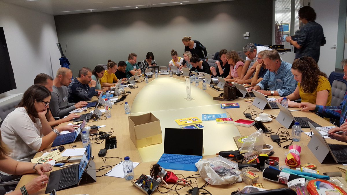 Leerkrachten van drie besturen aan het werk met micro:bit: juf hij doet 't. Integratie Office 365 en micro:bit zo leuk kan onderwijs zijn.