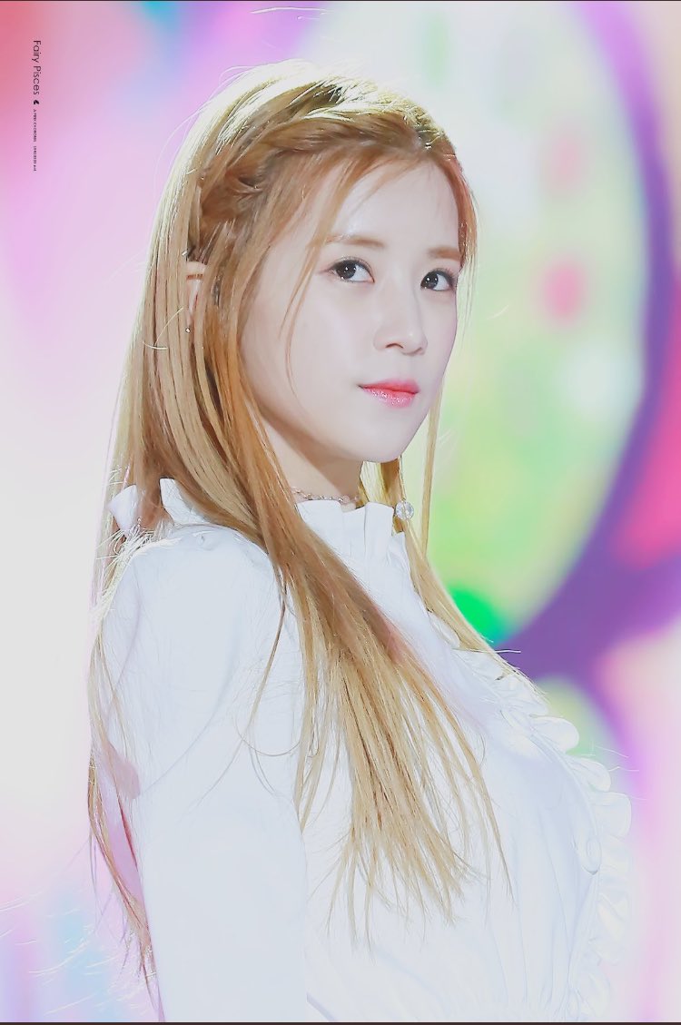pc_rong9133's tweet photo. ความสดใสของพี่รงนี้ทำเอาหัวใจกระวนกระวายไปหมด ออนนี่อะไรหน้าเด็กจริงๆ #Chorong 👱♀️ #Aping #Pingpanda🐼 https://t.co/jciBdz65h3