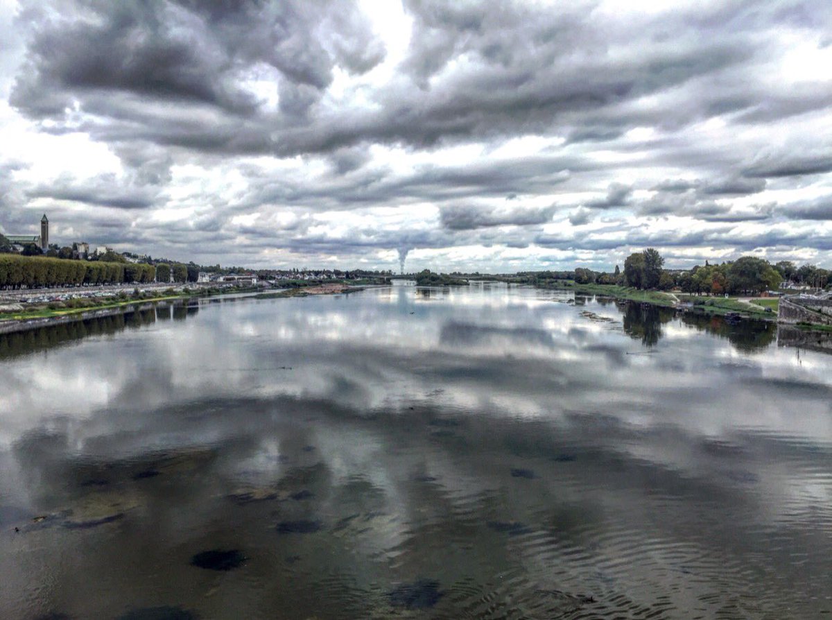 CharlieMag's tweet photo. La Loire. Pont Jacques Gabriel 1724
#tour #france #Blois #laloire #dovesact #galashows #visit #amazing #niceplaces https://t.co/4xWBsWEu2J
