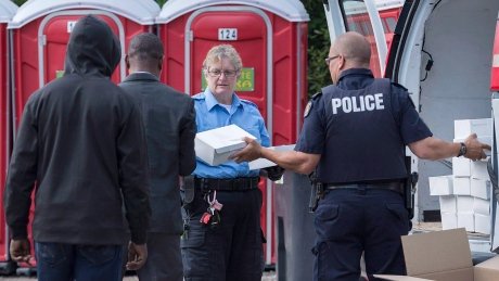 CBCMontreal's tweet image. RCMP questionnaire probed asylum seekers on prayer habits, hijab ift.tt/2kKP6Ss