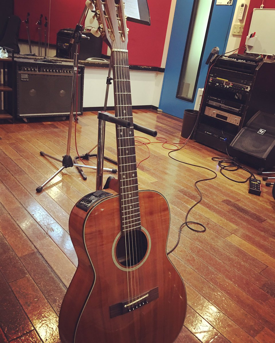 lookmatsushita's tweet photo. 気がつけばもう10年くらい使ってる。
手入れとかよく分からず、すごく雑に扱ってきだけどとても僕の好きな音が鳴る。ホントお世話になってます。
10/15(日)@八王子パパビートでライブ、ぜひ見に来てね！
#弾き語り #アコースティックギター #ライブ #八王子papabeat https://t.co/iBEZ0fpIT4