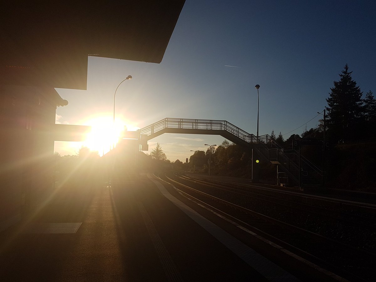 Sixtean's tweet photo. Coucher de soleil sur ma gare. Il fait beau ce soir #Decize @SNCFReseau #sncfreseau #agentcirculation ☺🏫🚂🛤 https://t.co/LsVdSDKfgp