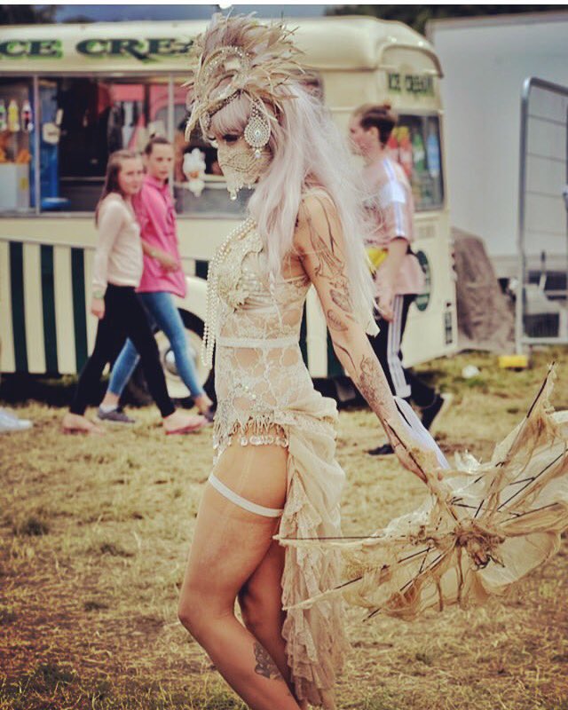 iambettymachete's tweet photo. Performing at @StandonCalling  #Headdress by #rubybird 🖤 
📷 @robinldn 
.
#circus #showgirl https://t.co/EQDglthnF7