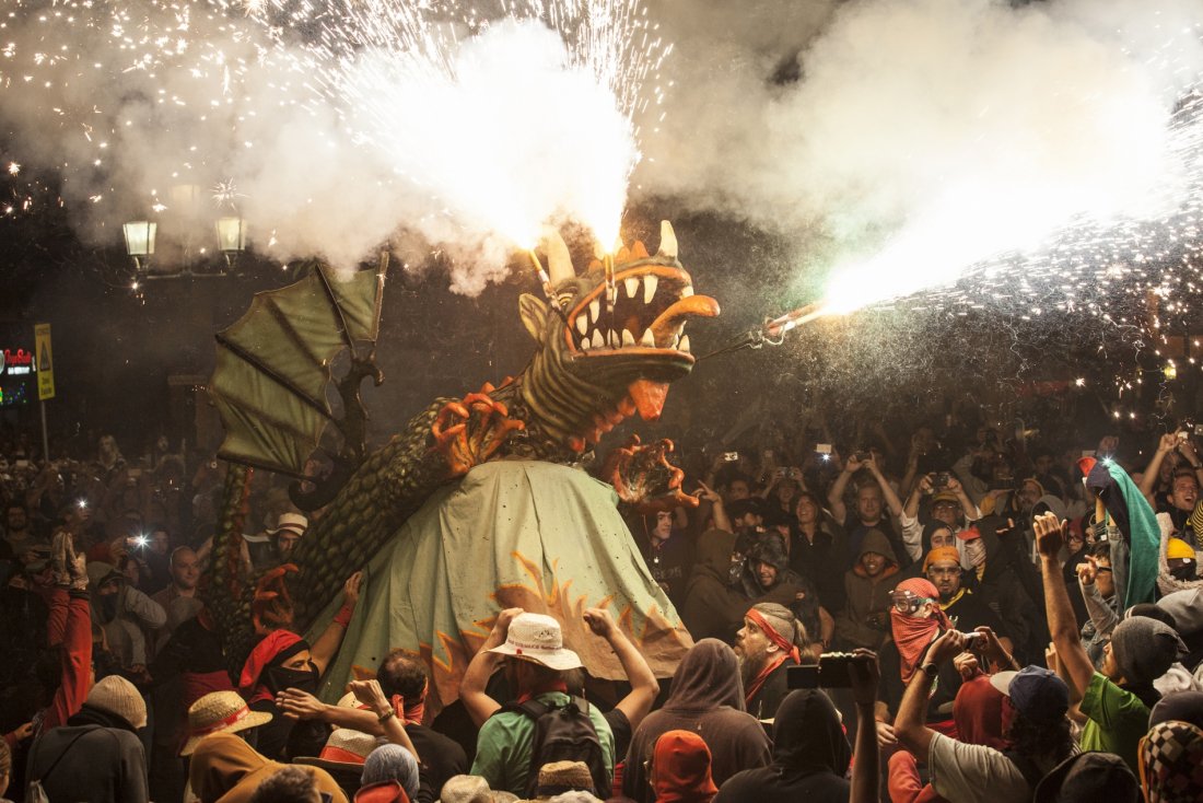 #Sabiesque els Drac de Gràcia pertany a la família dels 'dracs reptants'? T'ho expliquem: ow.ly/7Sp130fCYWy #culturapopular