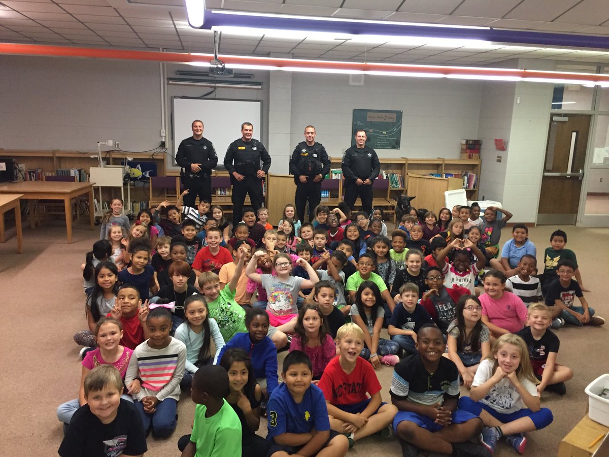 KentWinstead's tweet photo. Community Policing at Bunn Elementary today. https://t.co/Ndwqt8Eyxh
