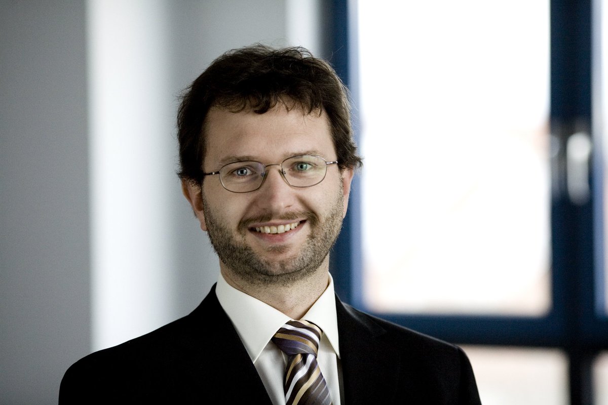 DCWFrankfurt's tweet photo. Frank Schütz, CEO @f_mechatronics über #TANlock 2.0 – Ein intelligentes #Serverschrankschloss mit besten #IoT Eigenschaften - auf d. #DCWF17 https://t.co/iS4BT4fxHD