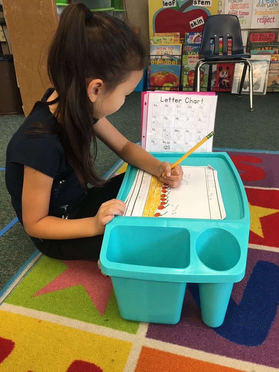 k1pandas's tweet image. These writers are adding more words by using all their tools! Stretching out words, using sound charts, sight words &amp;amp; the word wall!