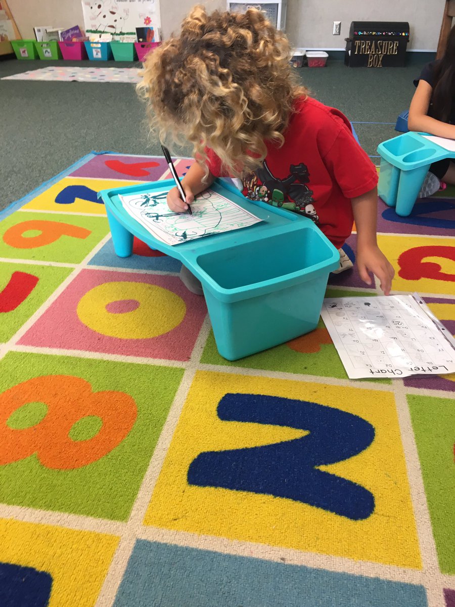 k1pandas's tweet image. These writers are adding more words by using all their tools! Stretching out words, using sound charts, sight words &amp;amp; the word wall!