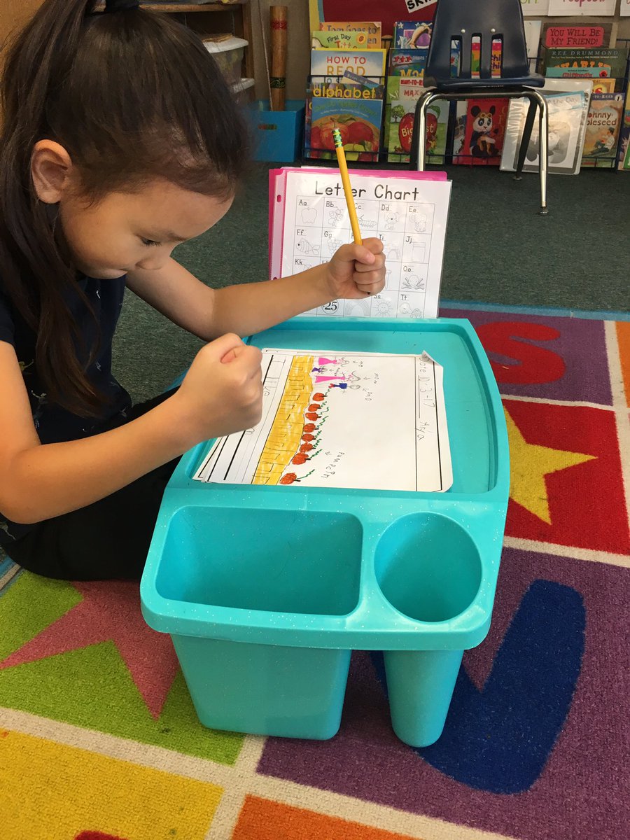 k1pandas's tweet image. These writers are adding more words by using all their tools! Stretching out words, using sound charts, sight words &amp;amp; the word wall!