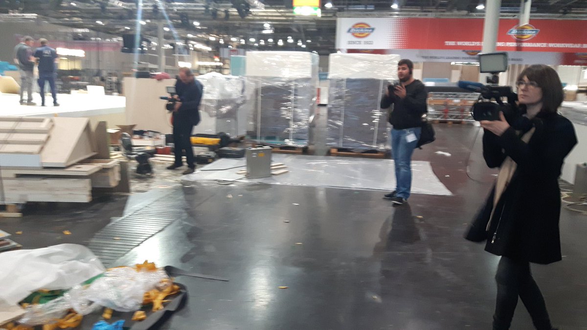 dialogZDI's tweet photo. Das Team von #CenterTV 📽🎬 #Düsseldorf ist auch dabei #Reportage #Messe. #LNDIRR #Backstage https://t.co/GlBoDgdKAN