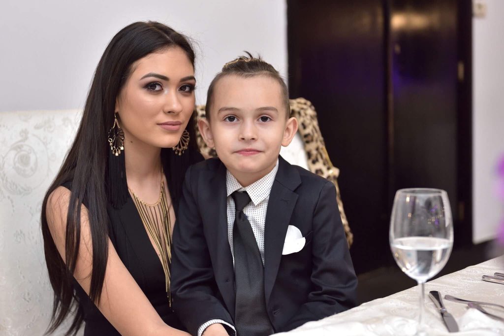 LettyMusician's tweet image. O poza mai veche dar draga mie❤️🤗#oldpicture #butIloveit    youtu.be/6xDiPL_QhG8