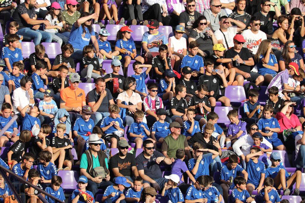 👍🏻😊Los alumnos del Campus de la Fundación Real Valladolid y sus familiares disfrutan en Zorrilla del #RealValladolidAlcorcón #EscuelaRVCF