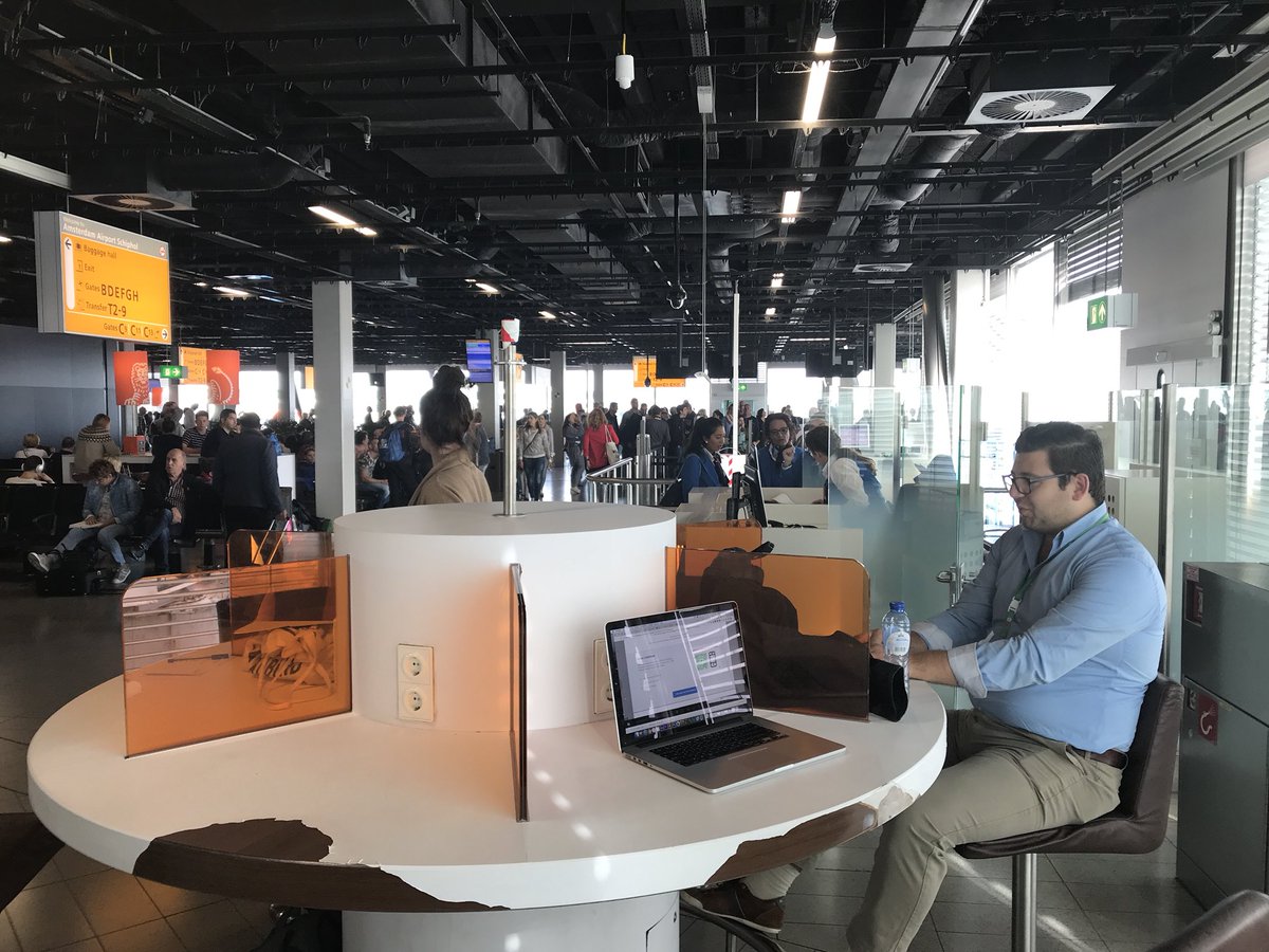 remonvdbergh's tweet photo. User testing with customers of #Transavia at the gates with @VanjaMlaco #Mirabeau #uxresearch #designsprint #checkinprocess https://t.co/gJYaA8XHMq